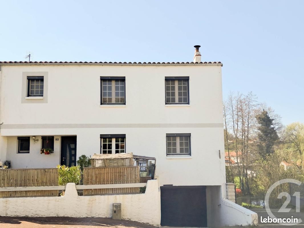 Maison 9 pièces 187 m² · à Poiroux · 187 m² · 380 600 €