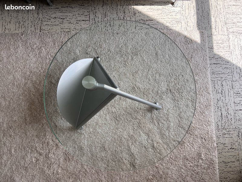 Table d’appoint en verre et métal (image 2)