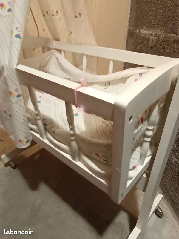 LIT DE POUPÉE ou berceau ancien en fer forgé haut 87 larg 53 prof 28 cm
