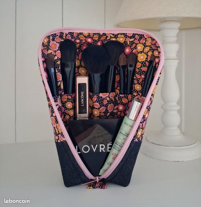 Jolie trousse pinceaux et maquillage (image 1)