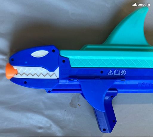 Nerf Super Soaker Roblox SharkBite SHRK 500 – Blaster à Eau Avec Code Objet Virtuel Exclusif