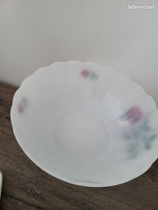 Grand plat de service rond décor bleu Moustiers | CHEZ LES VOISINS