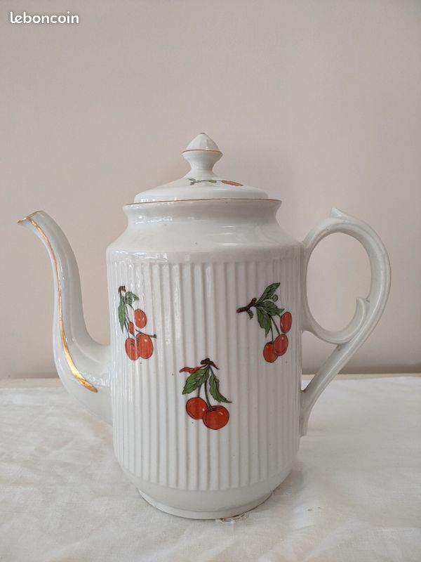 Théière ancienne vintage en porcelaine motif cerises 🍒 champêtre (image 4)