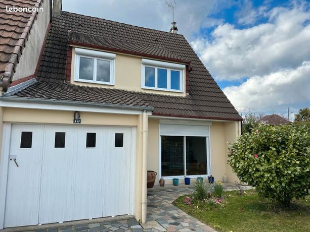 Maison de 4 chambres avec garage et jardin dans une ville animée à quelques pas de toutes les commodités