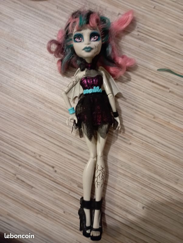 Poupée Draculaura (image 1)