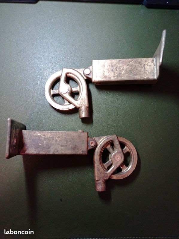 Paire de poulies anciennes de guidage articulées a bec, en bronze (image 2)