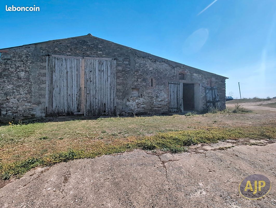 Maison 3 pièces 300 m² · à Vieillevigne · 300 m² · 127 000 €