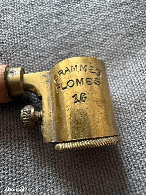 Ancien Doseur à Plombs Manufrance – Laiton Chromé – Grand Réservoir – Vintage