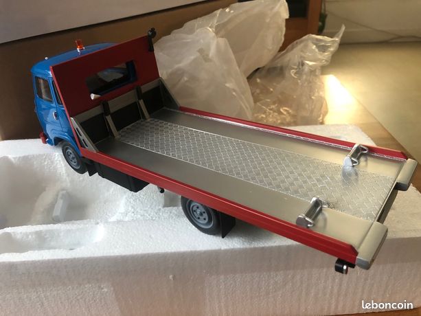 Modèle Réduit Saviem SG2 Dépanneuse 1975 - Échelle 1/18 Par Ottomobile - Neuf Sous Blister