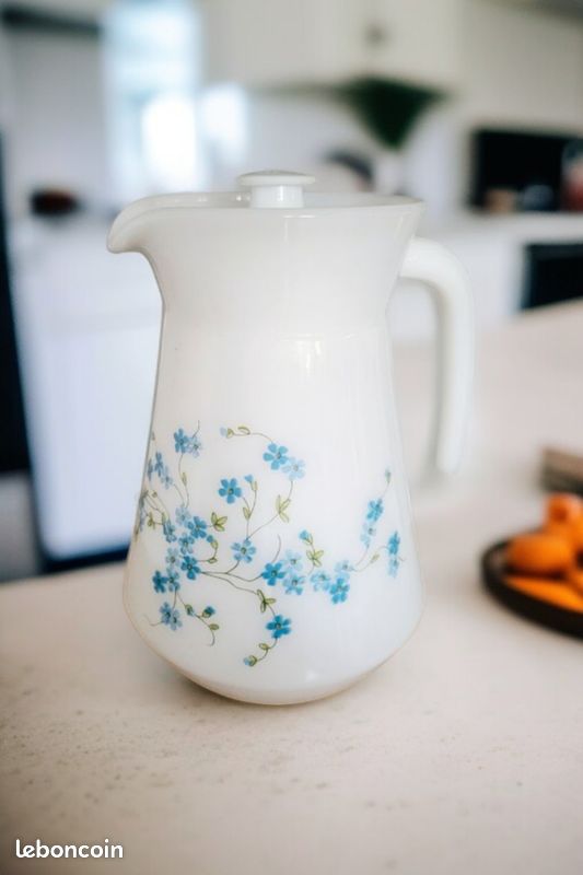 Carafe /pichet Arcopal modèle myosotis avec son couvercle