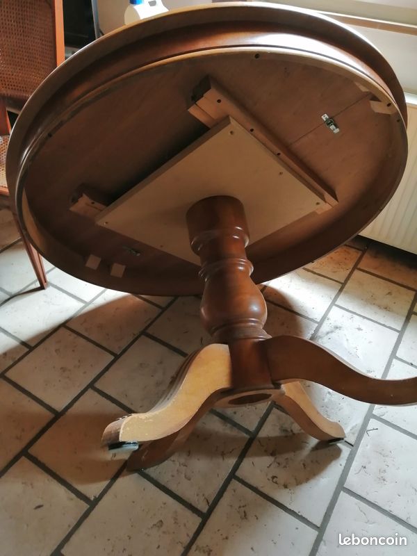 Table et quatres chaises (image 1)