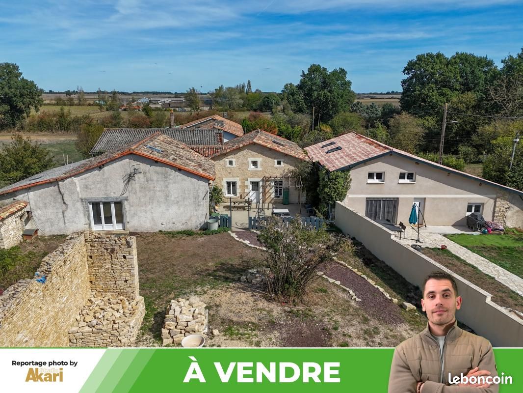 Maison 10 pièces 334 m² · à Saint-Sauvant · 334 m² · 222 000 €