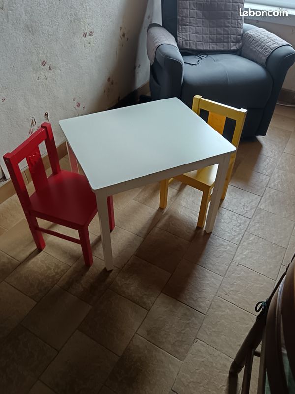 Table enfant ikea avec deux chaises (image 1)