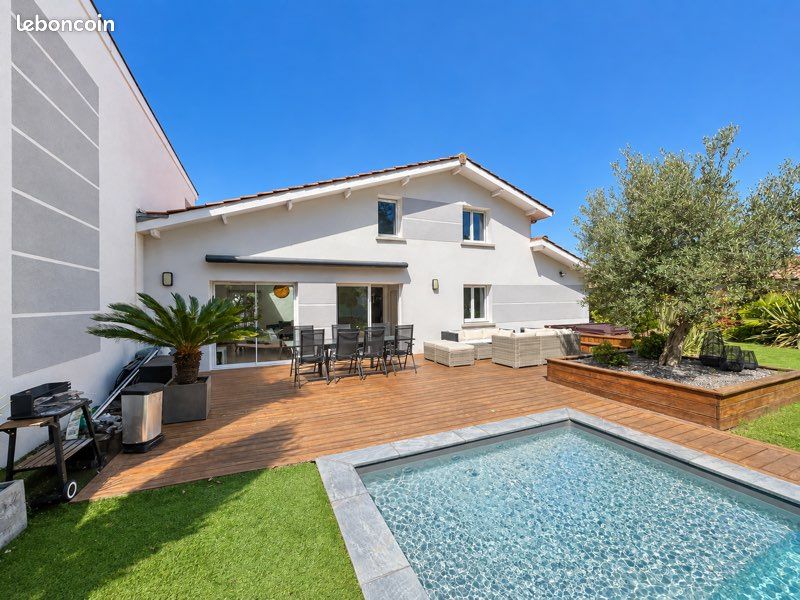 Maison 5 pièces 140 m² · à Saint-Jean-d'Illac · 140 m² · 2 900 €/mois