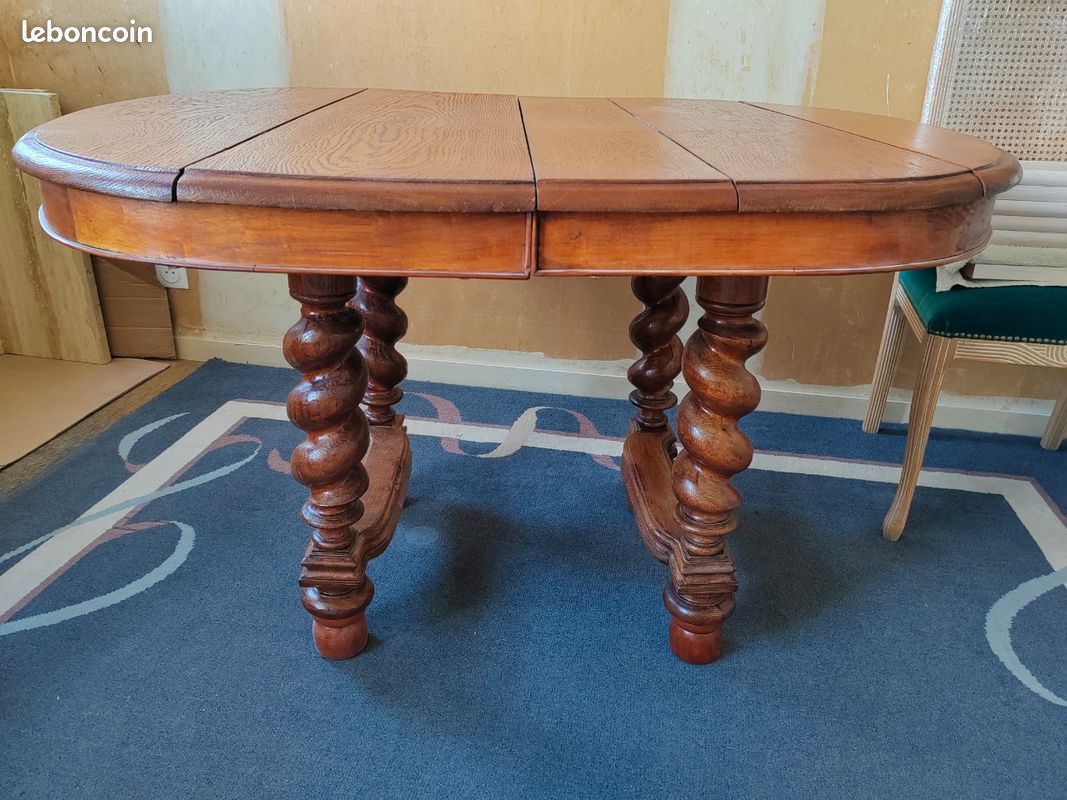 Table à pieds torsadés (image 1)