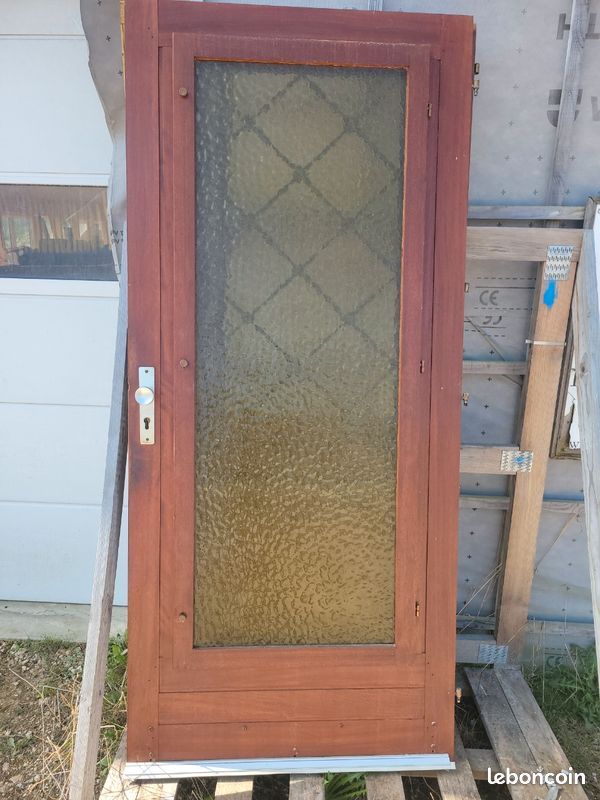 Porte d’entrée vitrée en bois (image 2)