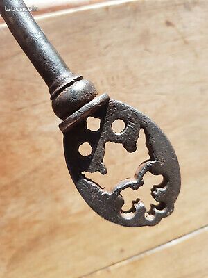 Ancienne clé en fer forgé XVIème de mariage coffre avec armoiries couronne (image 2)
