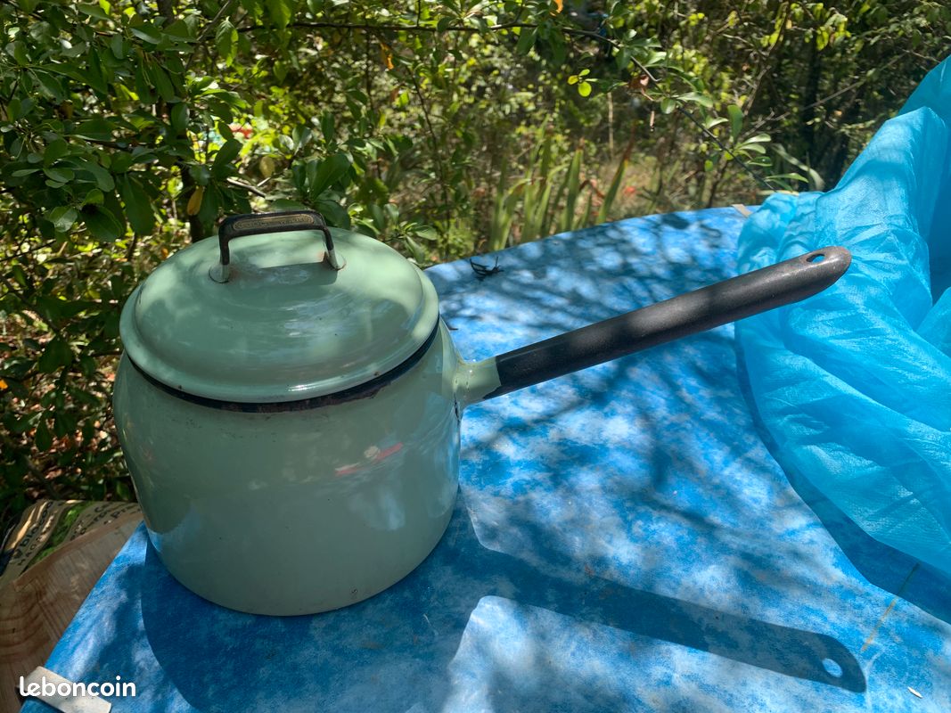 Pot émaillé avec manche (image 1)