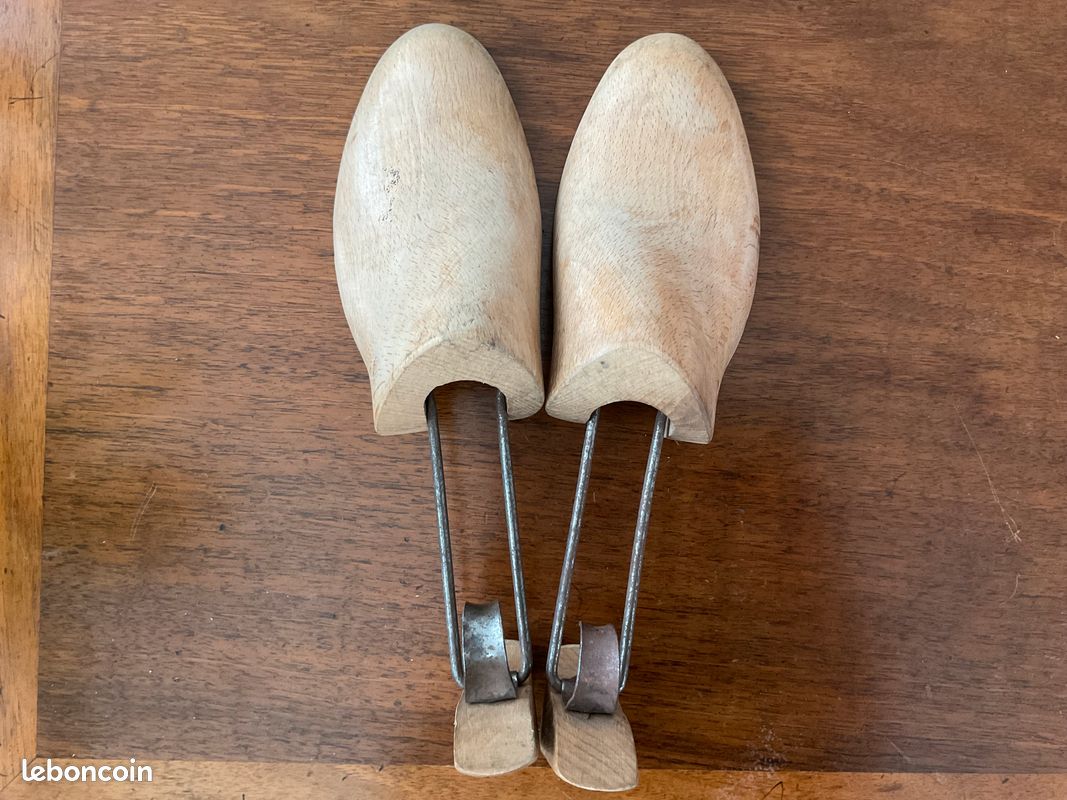 Paire d'embauchoirs anciens marque ABOVE 50's en métal