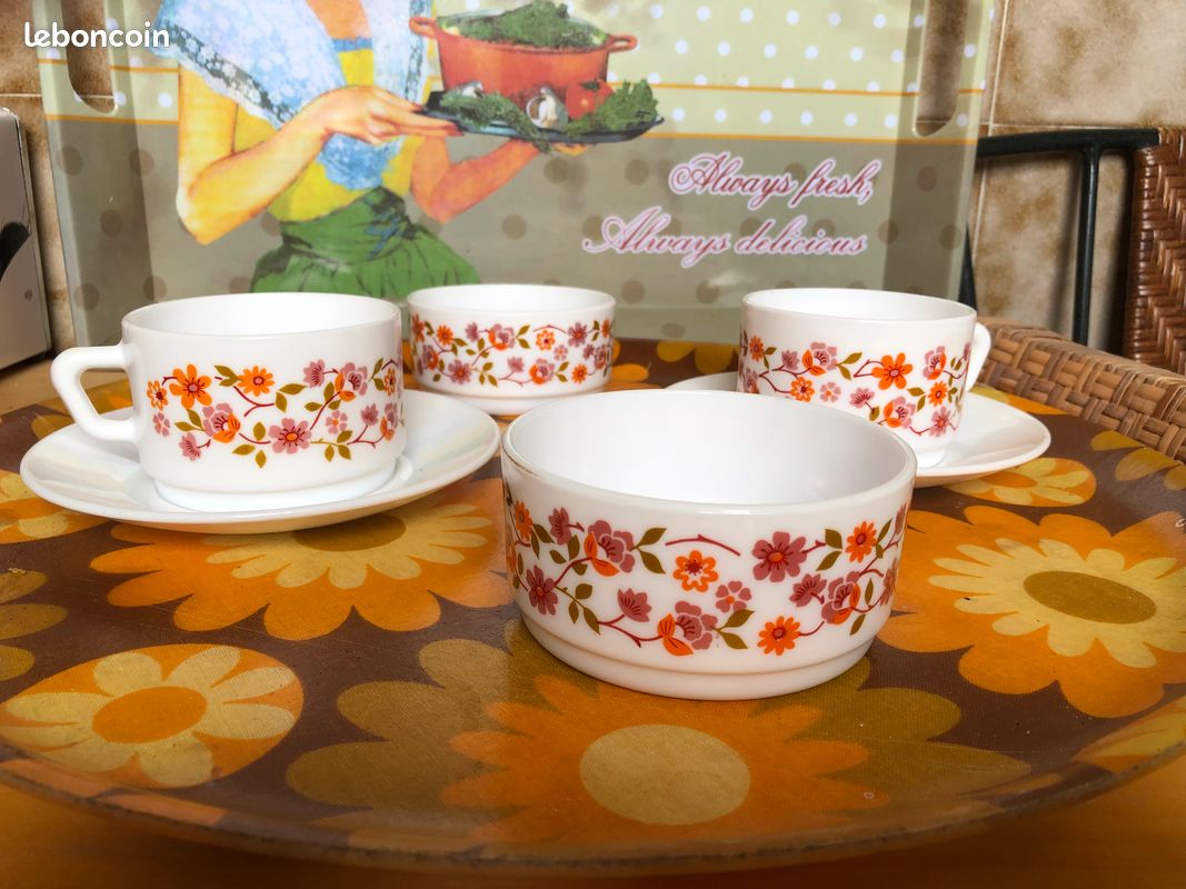 Lot De 4 Petites Tasses à Café Arcopal Vintage - Motif Fleurs Orange Scania, Verre Opale, Occasion En Bon état