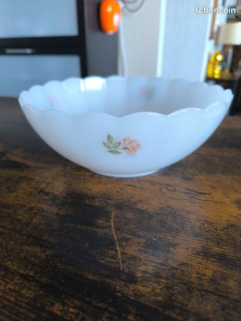 Lot de 3 jolis coquetiers en Arcopal, décor fleurs rouges