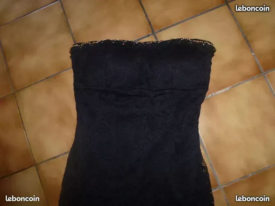 Une superbe robe bustier femme très très belle belle qualité très chic dentelle et liseré colorie or noir forme longue derrière plus courte devant taille unique prix baissé voir annonce (image 2)