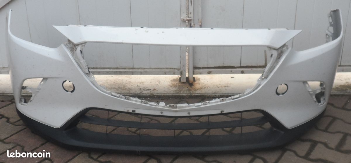 Pare chocs avant blanc pour Volvo V40 du 29-03-2016 - Il a subit un choc central et a été réparé - Front bumper white for Volvo V40 from 29-03-2016 It has suffered a central shock and was repaired (image 1)