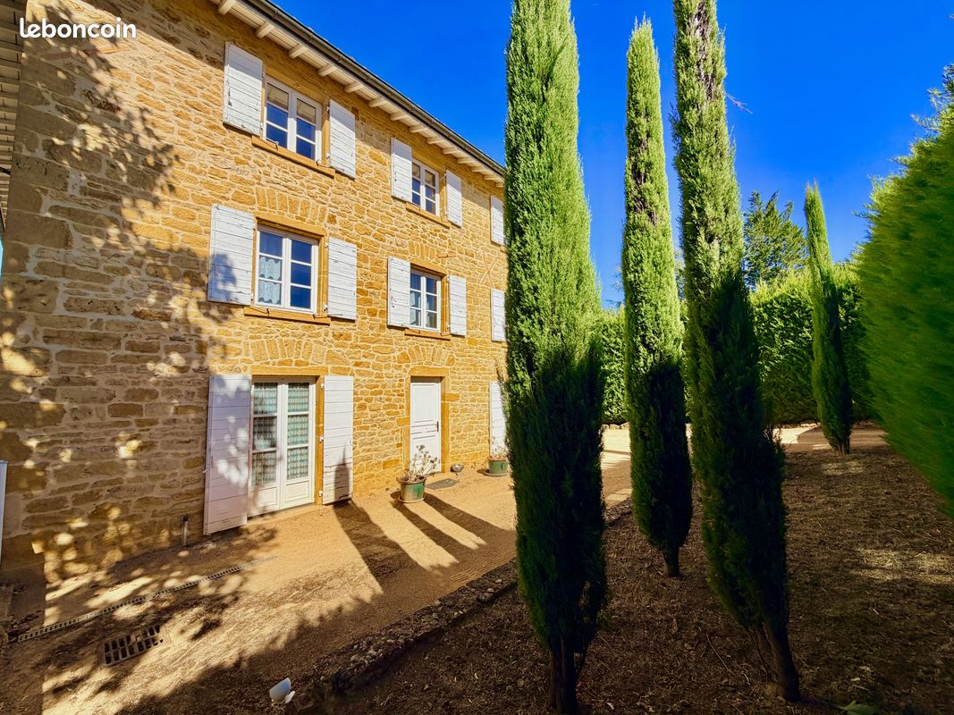 Maison 7 pièces 310 m² · à Saint-Germain-Nuelles · 310 m² · 750 000 €