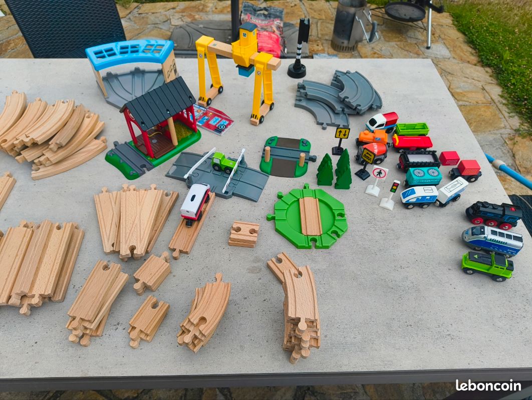 Lot de trains et rails en bois (image 1)