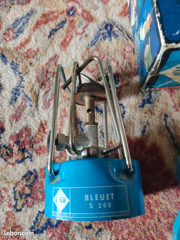 A camping Gaz international De Luxe Super Bleuet gas camping stove