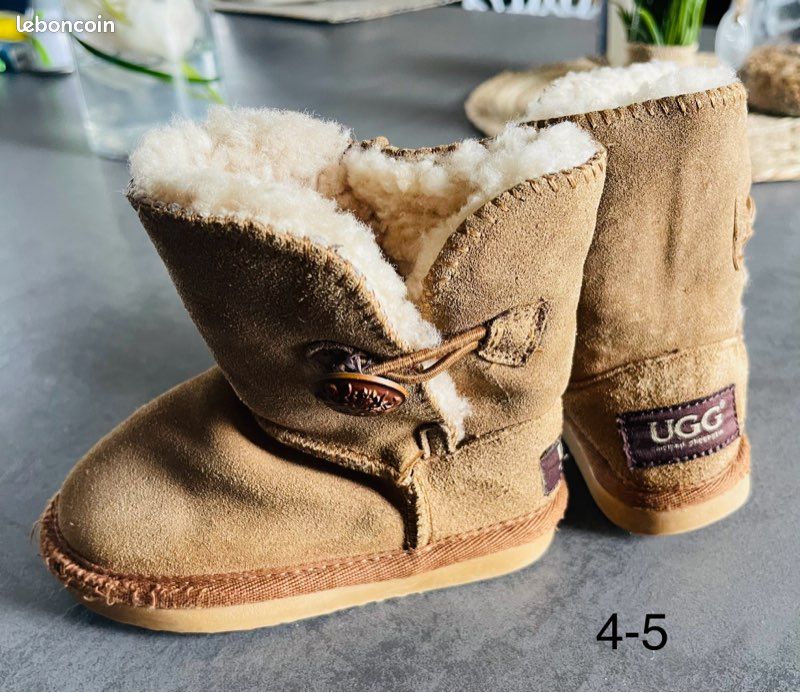 Ugg taille 4-5 21 22 pour petite fille 30 Chaussures