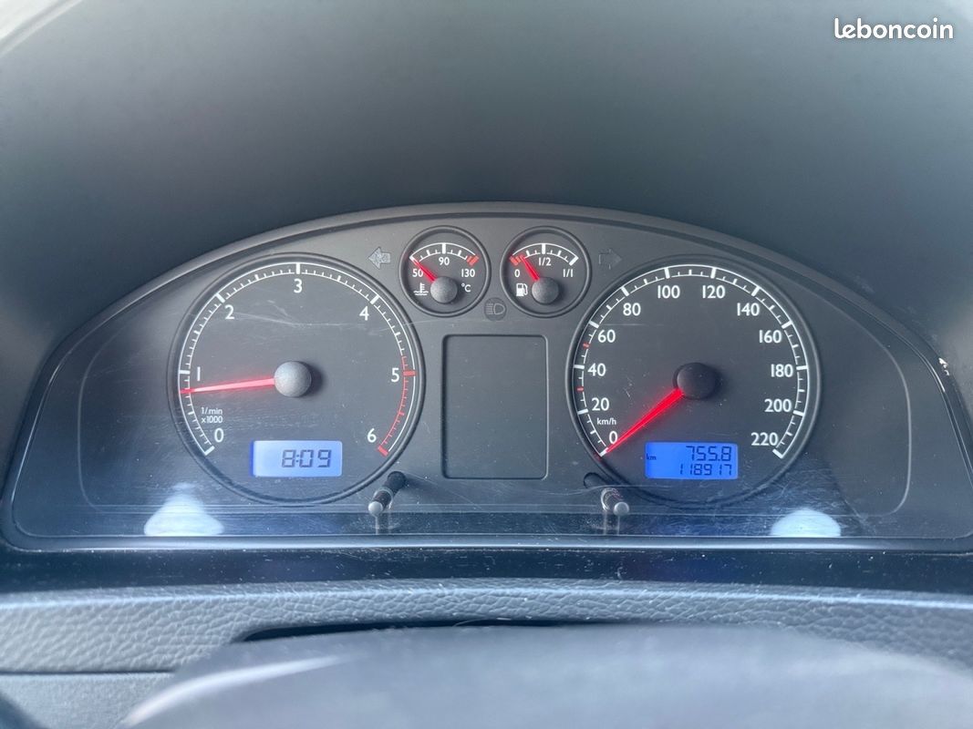 VOLKSWAGEN MULTIVAN 2.5 TDI 130 sièges chauffants carplay clim 3 zones garantie 12 mois (image 14)