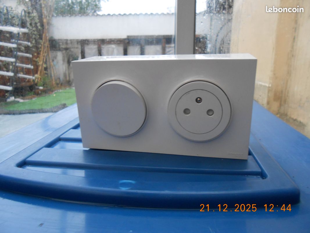 Prise surface et interrupteur dans cadre schneider (image 1)