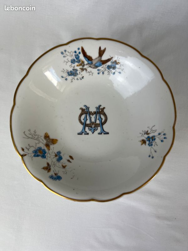 Plat sur pied avec un monogramme M et oiseau bleu et marron (image 2)