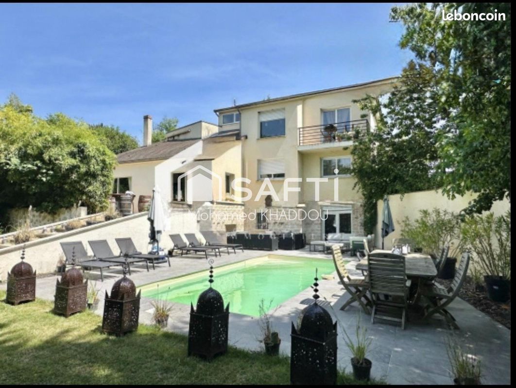Maison 9 pièces 300 m² · à Poissy · 300 m² · 1 020 000 €