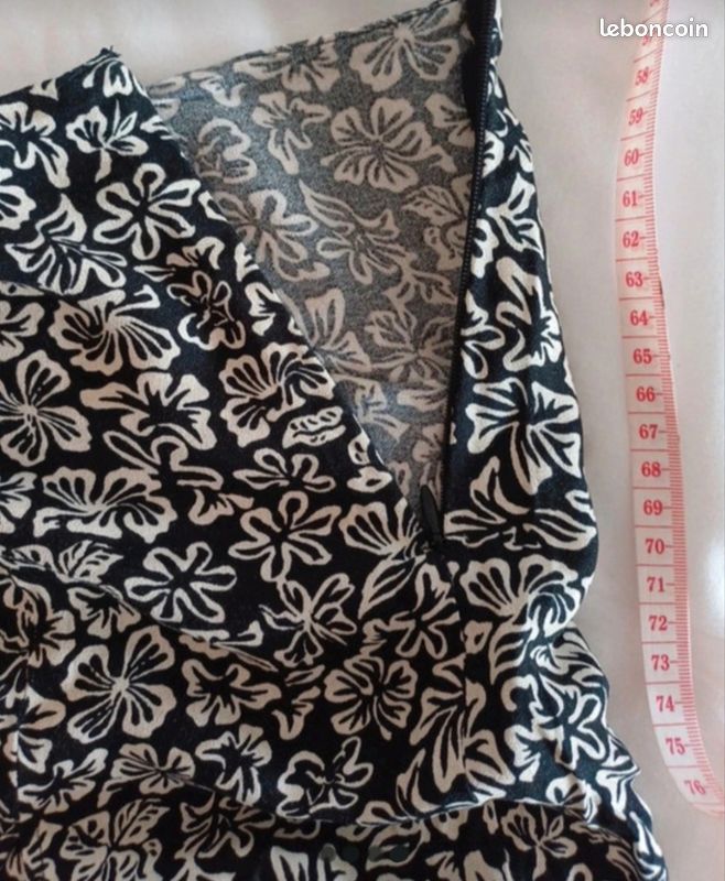Jupe-short fleurie noire et beige (image 4)