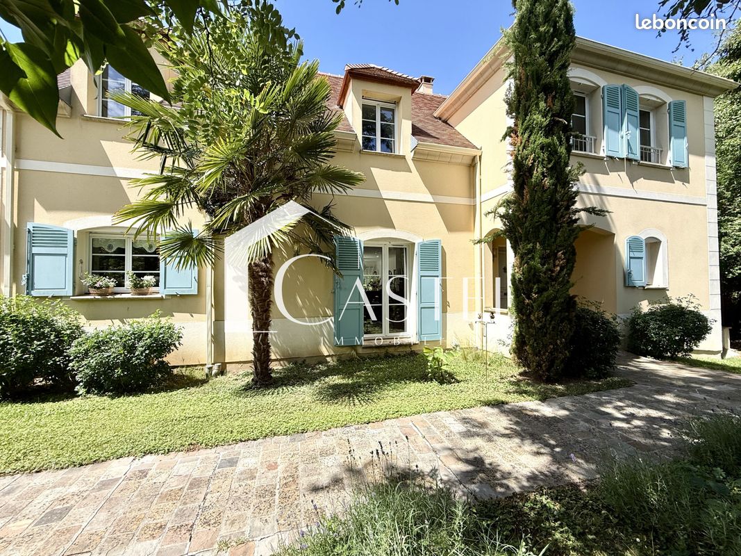 Maison 9 pièces 270 m² · à Maule · 270 m² · 899 000 €
