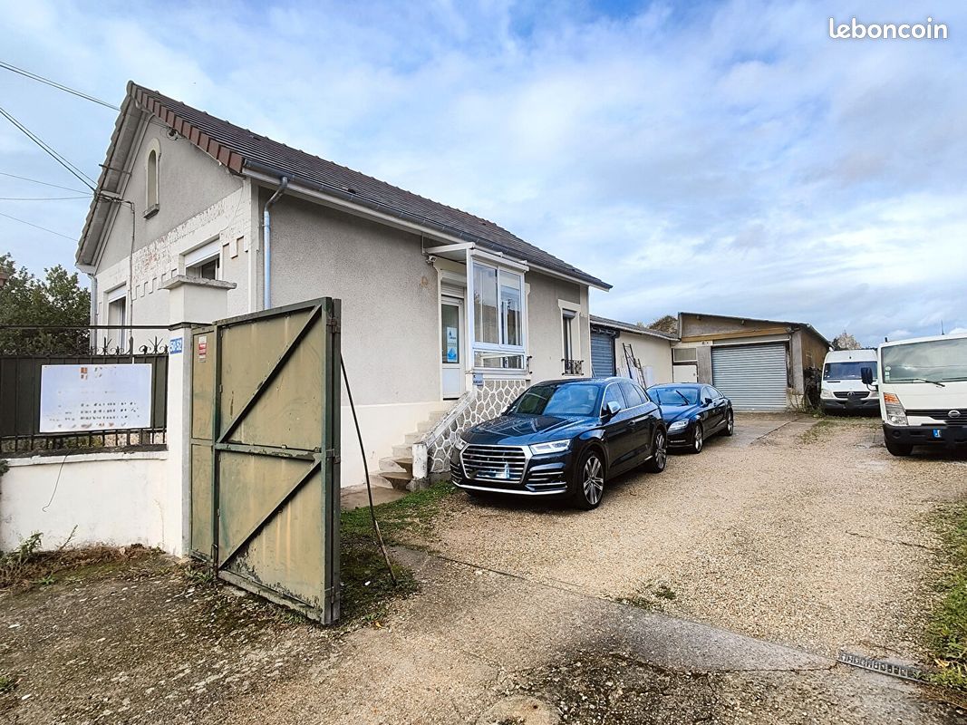 Local commercial 300 m² · à Vaires-sur-Marne · 300 m² · 315 000 €