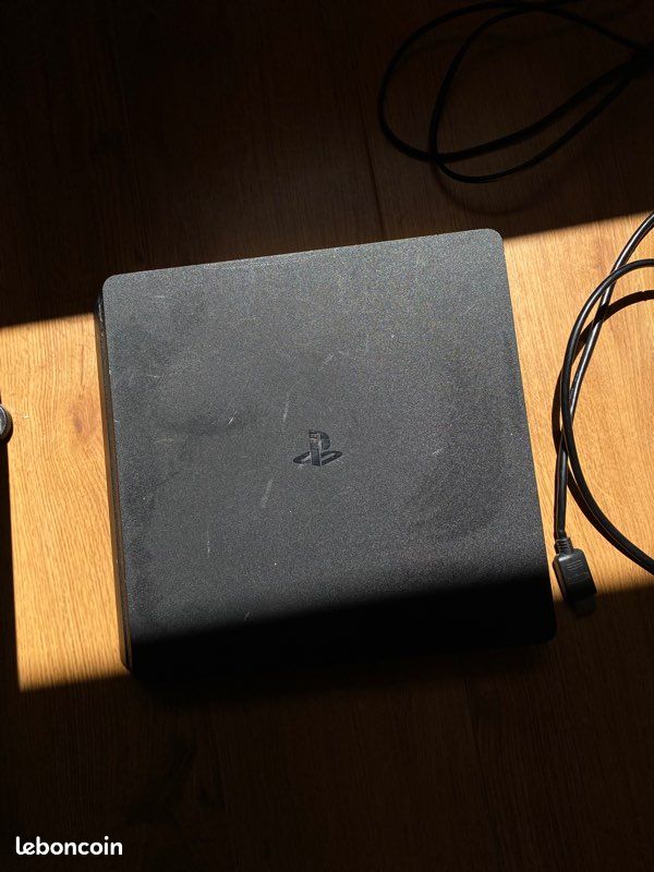 PlayStation 4 slim 1 to, manette et câbles et 4 jeux PRIX À NÉGOCIER (image 2)