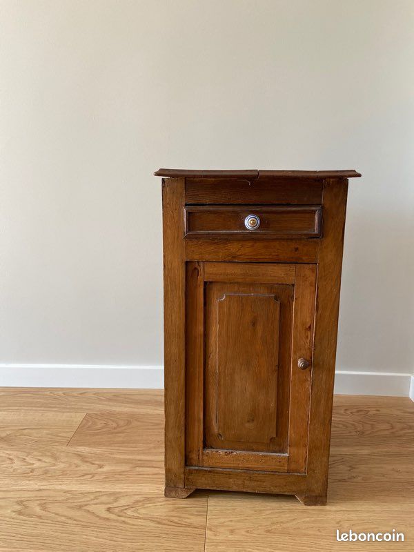 Table de nuit ancienne (image 1)