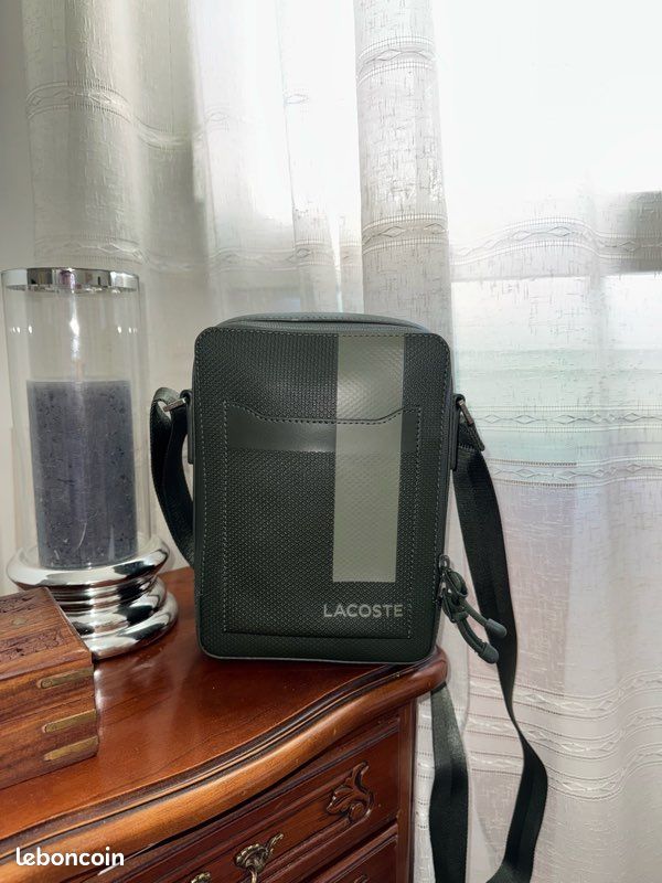 Sac bandoulière lacoste homme chantaco en cuir piqué Accessoires - Main Image