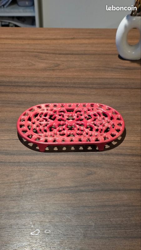 Dessous De Plat Ancien En Fonte Émaillée Rouge – 17x17cm – Motif Floral – Décoratif