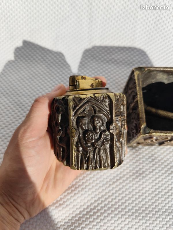 Ensemble ancien en laiton massif briquet de table et cendrier gothique – Modèle déposé France – pièce de collection (image 7)