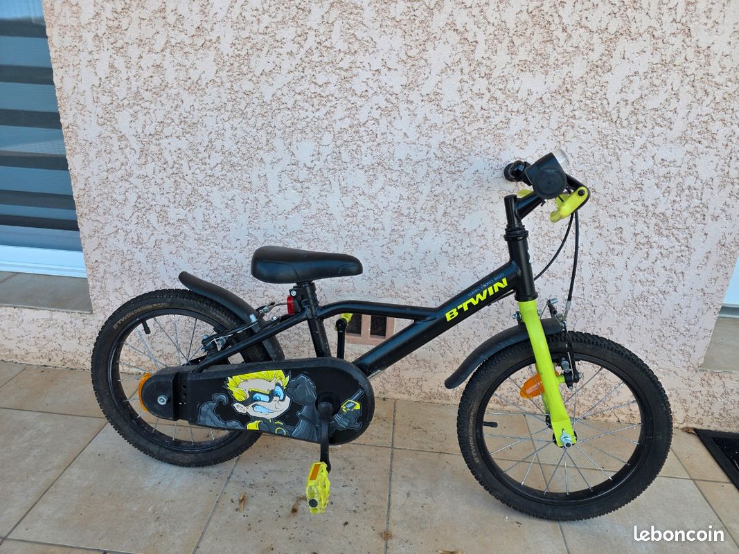 16 Pouces Btwin Dark Hero Vélo Enfant 16 Pouce Btwin Dark Hero 500