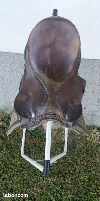 Vieille Selle De Cheval De Cuir De Cowtown Photo stock - Image du gris