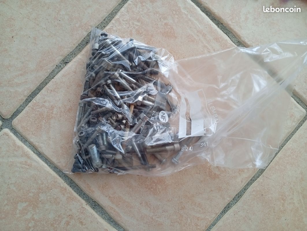 « Lot de vis à métaux (3.5 kg en 3 sachets). Comprend de nombreuses vis en inox, dont de l'inox maritime A4 (vis CHC / BTR). Idéal mécanique, nautisme ou atelier. Remise en main propre uniquement. » (image 2)