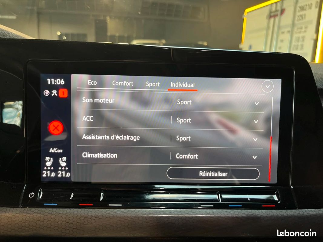 VOLKSWAGEN GOLF 8 GTI 2.0 TSI 245 CH - Pack CUIR / TOIT PANO / SUIVI VW (image 30)