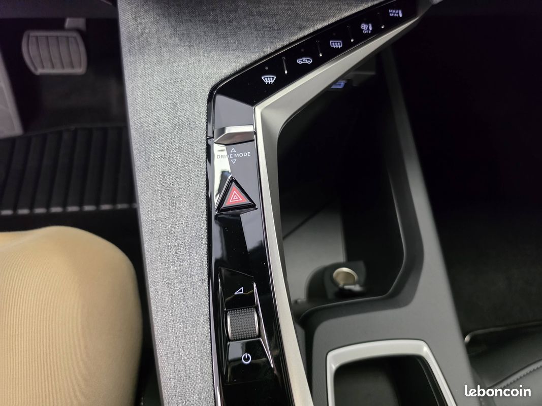 PEUGEOT 3008 Hybrid 145 e-DCS6 Allure (image 21)