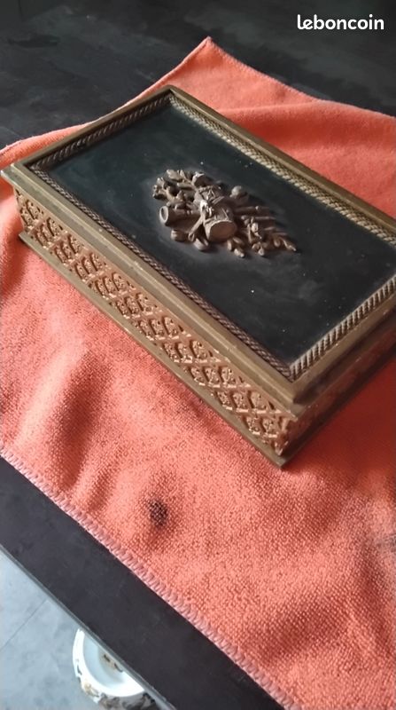 Boite bois et platre orné de décor en relief style louis XVI (image 4)