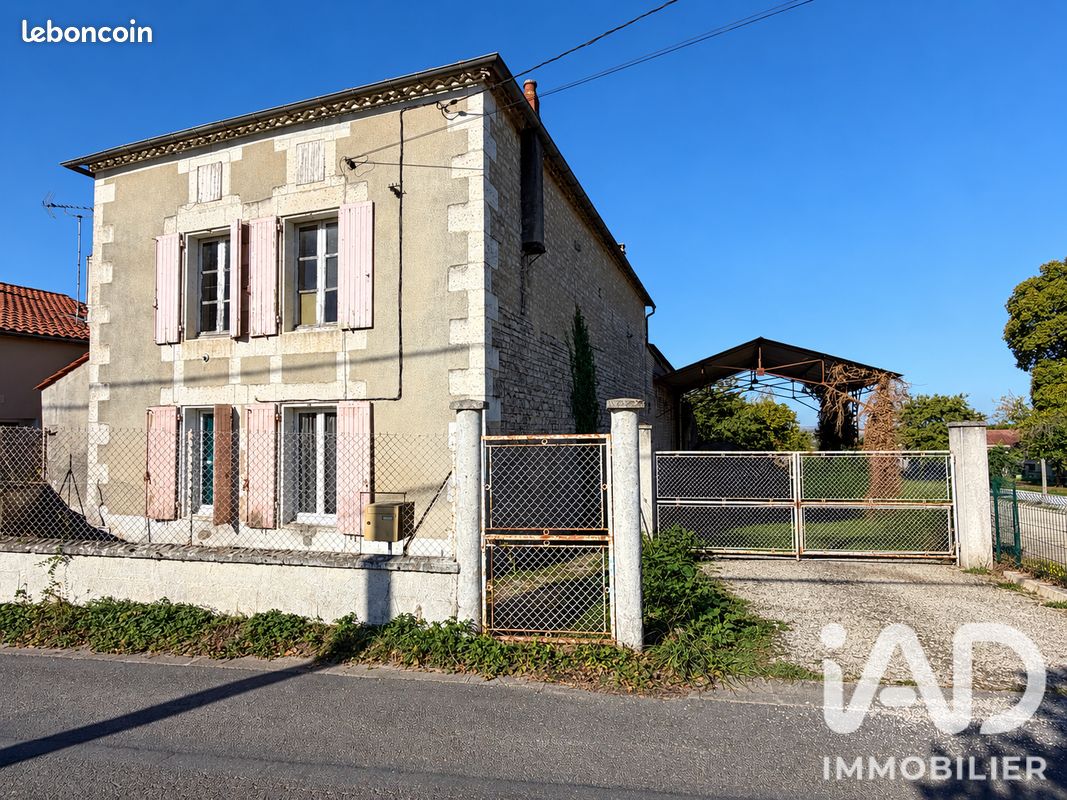 Maison 5 pièces 111 m² · à Saint-Amant-de-Boixe · 111 m² · 97 000 €